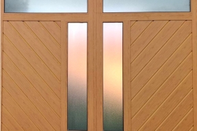 Garagentore Zweifluegeltore Aluminium mit Holzstruktur und Glas