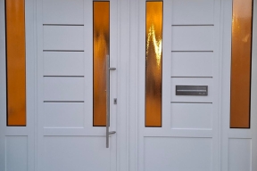 Garagentore Zweifluegeltore Aluminium modern in weiß mit Edelstahl-Profilierung